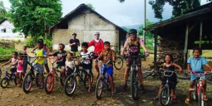 mountainbikereise nach Bali und Java indonesische kinder gruppe