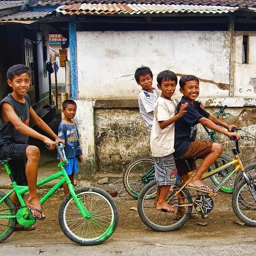 bali bike tours bali farhradtouren kids in indonesien mit fahrrad vor einem haus