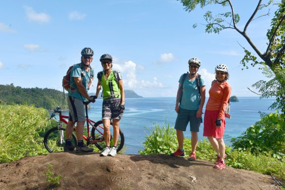 Entdecken Sie Sulawesi: 12-tägiges Bike-Abenteuer durch Vulkane, Regenwälder und unvergessliche Erlebnisse!