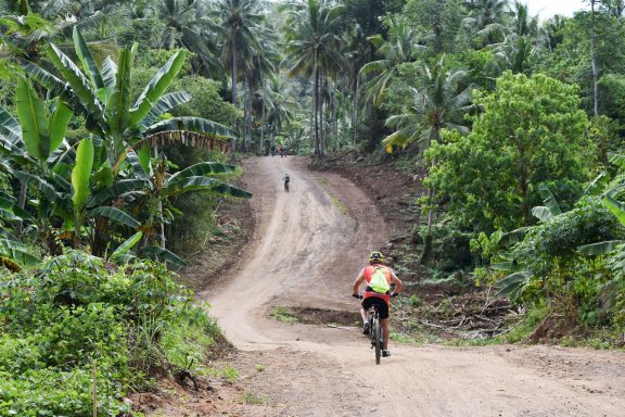 Entdecken Sie Sulawesi: 12-tägiges Bike-Abenteuer durch Vulkane, Regenwälder und unvergessliche Erlebnisse!