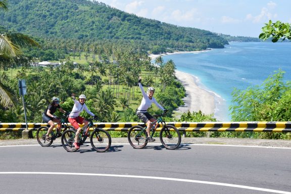 Entdecken Sie die Walhaie auf unserer 15-tägigen Aktivtour von Bali nach Sumbawa: Biken, Schnorcheln, Segeln und Relaxen