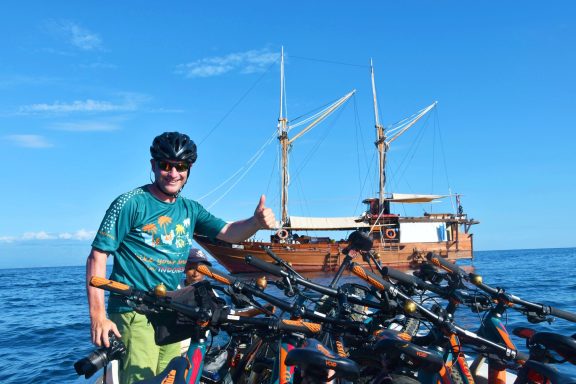 Entdecken Sie die Walhaie auf unserer 15-tägigen Aktivtour von Bali nach Sumbawa: Biken, Schnorcheln, Segeln und Relaxen