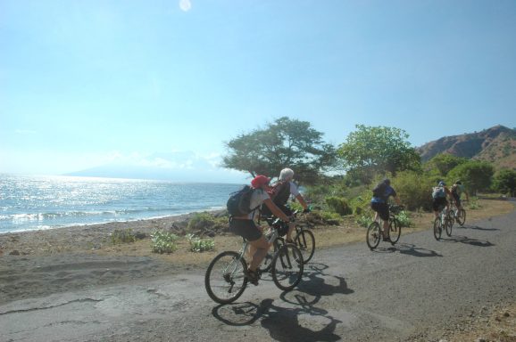 Entdecken Sie Sumbawa: unberührte Strände, Abenteuer am Tambora und ein Paradies für Surfer und Naturliebhaber.