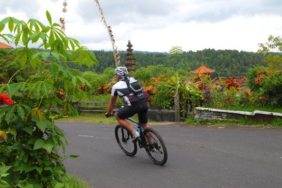 Beim Biken In Bali erleben sie kunstvoll geformte Reisterrassen, immergrünen tropischen Regenwald und eine einzigartige Kultur 