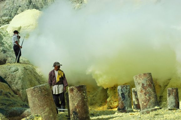 Erlebt das Abenteuer am Vulkan Ijen: Teufelsmine - atemberaubende Landschaft und herausfordernde Bedingungen!