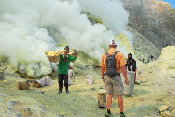 Entdecken Sie Java: Vulkane, Tempel und Abenteuer auf der faszinierenden Insel Indonesiens!