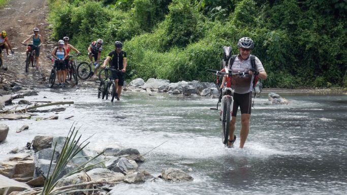 Entdecken Sie Sulawesi: 12-tägiges Bike-Abenteuer durch Vulkane, Regenwälder und unvergessliche Erlebnisse!