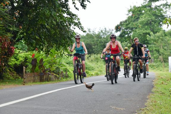 Entdecken Sie Sulawesi: 12-tägiges Bike-Abenteuer durch Vulkane, Regenwälder und unvergessliche Erlebnisse!