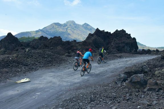 Erlebe 2 Tage Vulkan Batur: Radfahren, Wandern & Entspannung in atemberaubender Natur. Jetzt buchen!