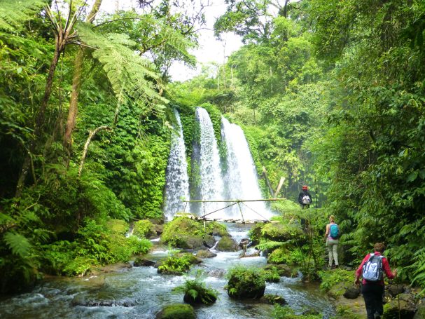 Radfahren in Bali, in den Bergen ist die Luft frischer und es gibt schöne Strecken zu tosenden Wasserfällen 