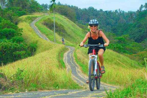 Erleben Sie eine unvergessliche Radtour von Bedugul nach Ubud mit Tempelbesuch und atemberaubender Natur!