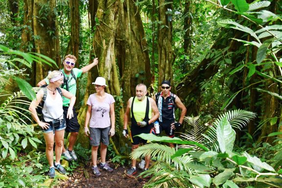 Entdecken Sie Sulawesi: 12-tägiges Bike-Abenteuer durch Vulkane, Regenwälder und unvergessliche Erlebnisse!