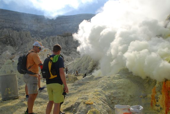 Entdecken Sie die Vulkane Bromo & Ijen: 3-tägige Trekkingtour mit atemberaubenden Landschaften und Erlebnissen.