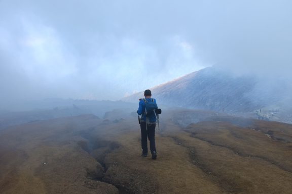 Erlebt das Abenteuer am Vulkan Ijen: Teufelsmine - atemberaubende Landschaft und herausfordernde Bedingungen!