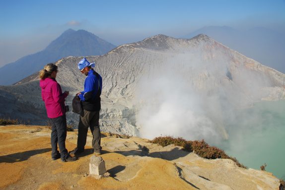 Erleben Sie die "Teufelsmine": 2-tägige Trekkingtour zum Vulkan Ijen mit Schnorcheln und traumhaften Landschaften!