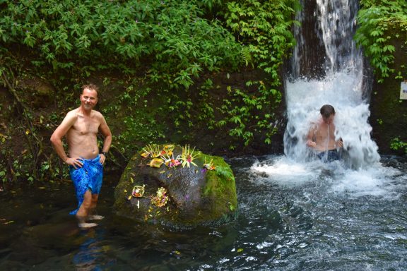 Erleben Sie eine unvergessliche Tagestour mit dem Bike zu den Reisterrassen und dem heiligen Wasser in Bali!