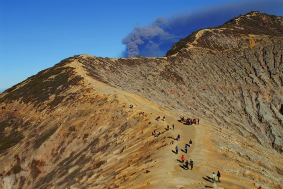 Entdecken Sie die Vulkane Bromo & Ijen: 3-tägige Trekkingtour mit atemberaubenden Landschaften und Erlebnissen.