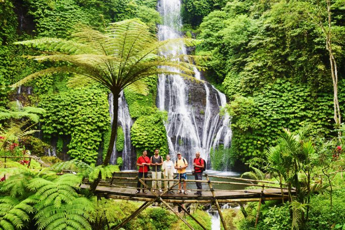 Radfahren in Bali, in den Bergen ist die Luft frischer und es gibt schöne Strecken zu Wasserfällen 