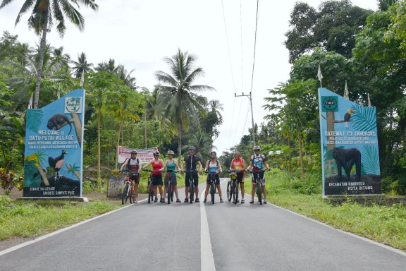 Entdecken Sie Sulawesi: 12-tägiges Bike-Abenteuer durch Vulkane, Regenwälder und unvergessliche Erlebnisse!