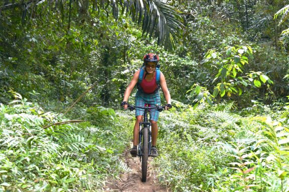 Erlebe bei einer Bike Adventure Tour in Java die exotische Pflanzenwelt der Regenwälder und im dichten Dschungel hautnah und unverfälscht