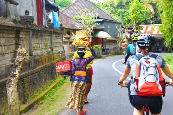 Entdecken Sie Bali per Bike: 5-tägige Abenteuer-Tour mit Rafting, Tempelbesuchen und Insider-Infos!