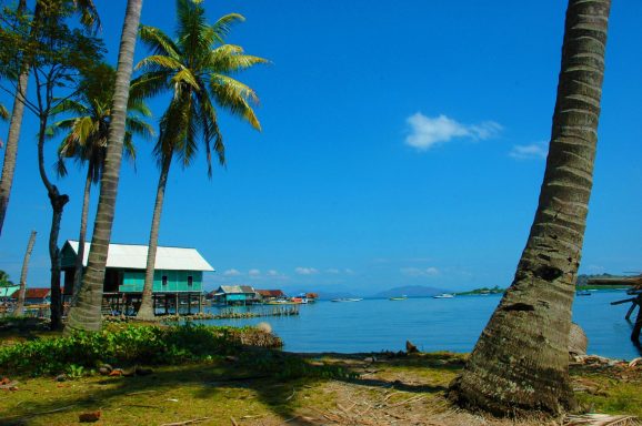 Entdecken Sie Sumbawa: unberührte Strände, Abenteuer am Tambora und ein Paradies für Surfer und Naturliebhaber.