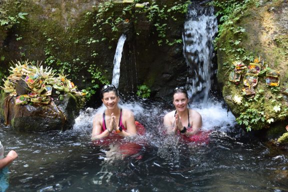 Erleben Sie eine unvergessliche Tagestour mit dem Bike zu den Reisterrassen und dem heiligen Wasser in Bali!