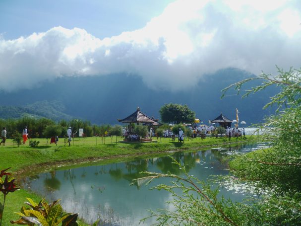 Radfahren in Bali, in den Bergen ist die Luft frischer und es gibt schöne Strecken zu tosenden Wasserfällen 