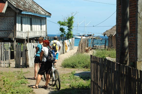 Entdecken Sie Sumbawa: unberührte Strände, Abenteuer am Tambora und ein Paradies für Surfer und Naturliebhaber.