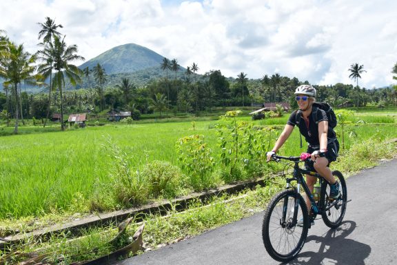 Entdecken Sie Sulawesi: 12-tägiges Bike-Abenteuer durch Vulkane, Regenwälder und unvergessliche Erlebnisse!