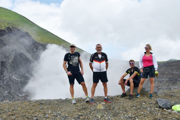 Entdecken Sie Sulawesi: 12-tägiges Bike-Abenteuer durch Vulkane, Regenwälder und unvergessliche Erlebnisse!