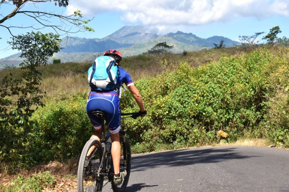 Erlebe bei einer Bike Adventure Tour in Java die exotische Pflanzenwelt der Regenwälder und im dichten Dschungel hautnah und unverfälscht