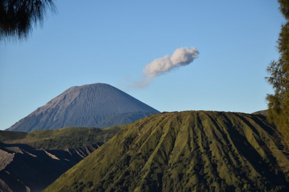 Entdecken Sie die Vulkane Bromo & Ijen: 3-tägige Trekkingtour mit atemberaubenden Landschaften und Erlebnissen.