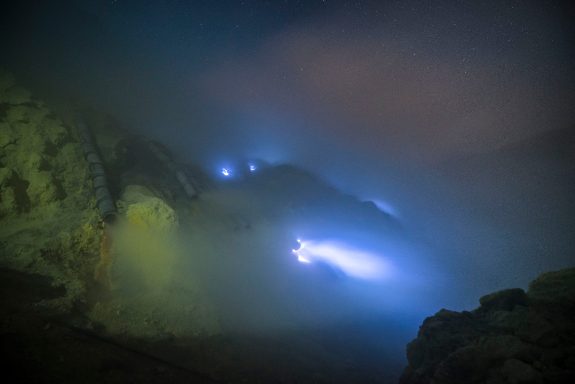 Erleben Sie die "Teufelsmine": 2-tägige Trekkingtour zum Vulkan Ijen mit Schnorcheln und traumhaften Landschaften!