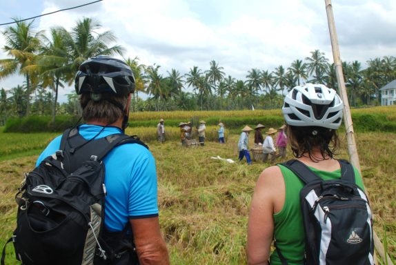 Beim Biken In Bali erleben sie kunstvoll geformte Reisterrassen, immergrünen tropischen Regenwald und eine einzigartige Kultur 