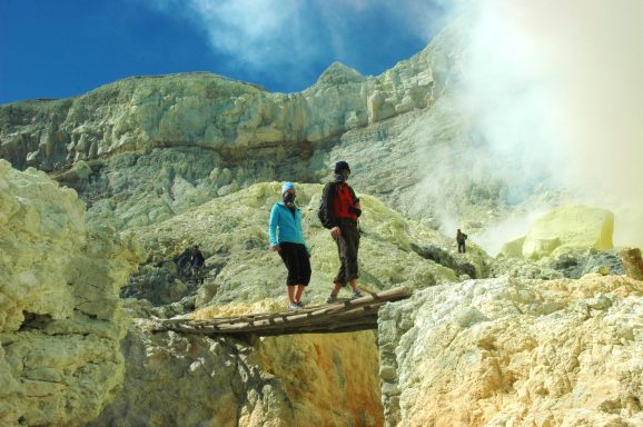 Erlebe den atemberaubenden Vulkan Ijen: Schwefel, Kratersee und unvergessliche Momente auf Java!