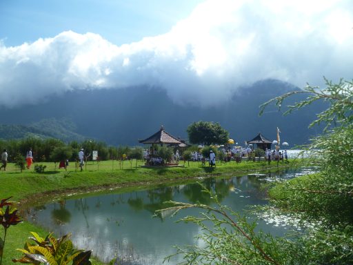 Erleben Sie eine unvergessliche Radtour von Bedugul nach Ubud mit Tempelbesuch und atemberaubender Natur!