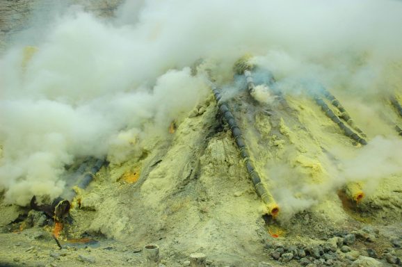 Erlebt das Abenteuer am Vulkan Ijen: Teufelsmine - atemberaubende Landschaft und herausfordernde Bedingungen!