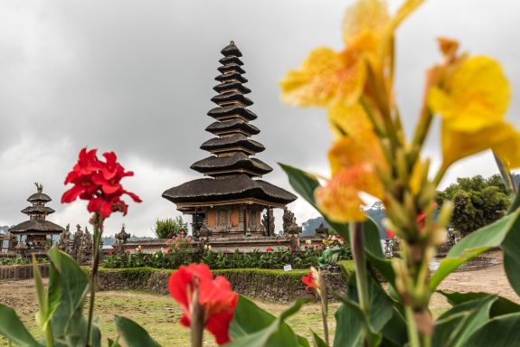 Erleben Sie eine unvergessliche Radtour von Bedugul nach Ubud mit Tempelbesuch und atemberaubender Natur!