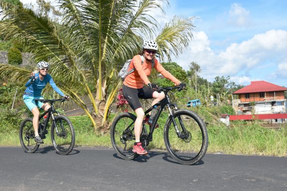 Entdecken Sie Sulawesi: 12-tägiges Bike-Abenteuer durch Vulkane, Regenwälder und unvergessliche Erlebnisse!