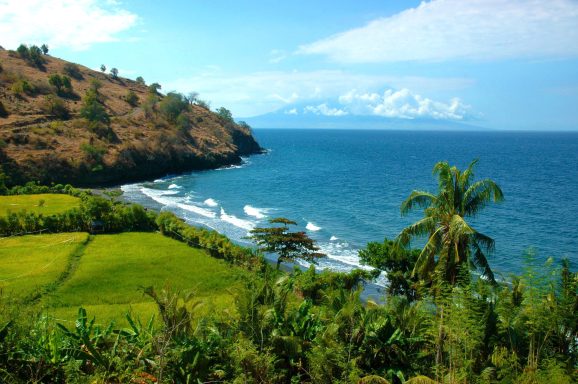 Entdecken Sie Sumbawa: unberührte Strände, Abenteuer am Tambora und ein Paradies für Surfer und Naturliebhaber.