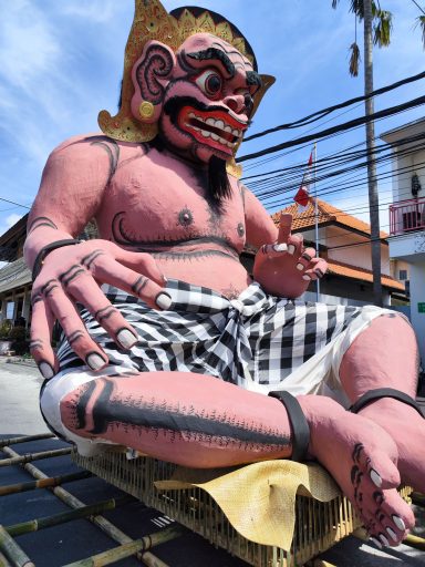 Erlebe das OGOH-OGOH Fest und Nyepi 2024 in Bali: Tradition, Stille und spirituelle Reinigung!