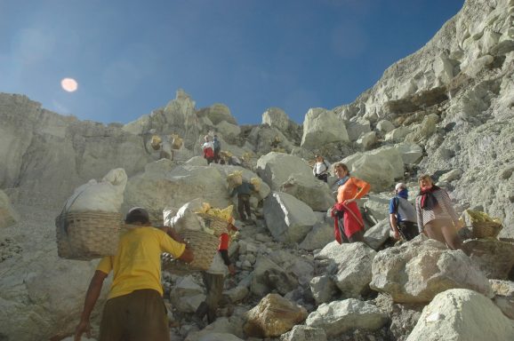 Erleben Sie die "Teufelsmine": 2-tägige Trekkingtour zum Vulkan Ijen mit Schnorcheln und traumhaften Landschaften!