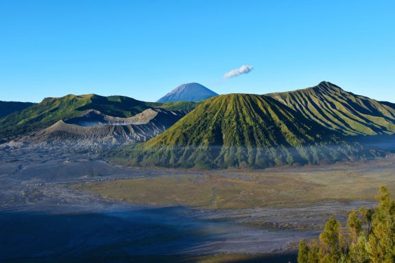 Entdecken Sie die Vulkane Bromo & Ijen: 3-tägige Trekkingtour mit atemberaubenden Landschaften und Erlebnissen.