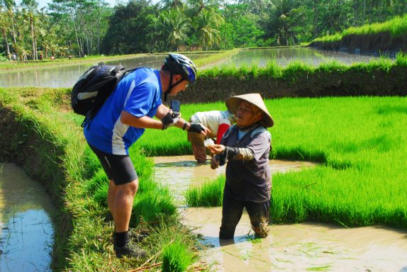 Beim Biken In Bali erleben sie kunstvoll geformte Reisterrassen, immergrünen tropischen Regenwald und eine einzigartige Kultur 