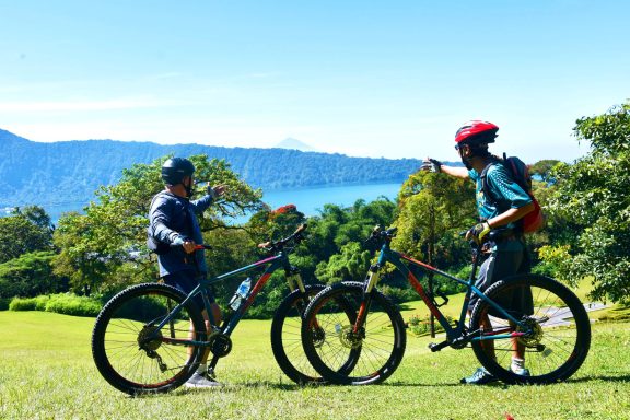 Erleben Sie eine unvergessliche Radtour von Bedugul nach Ubud mit Tempelbesuch und atemberaubender Natur!