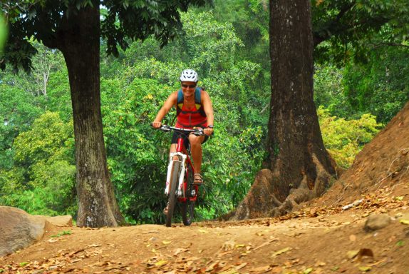 Erleben Sie die "Teufelsmine": 2-tägige Trekkingtour zum Vulkan Ijen mit Schnorcheln und traumhaften Landschaften!