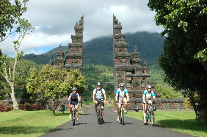 Radfahren in Bali, in den Bergen ist die Luft frischer und es gibt schöne Strecken zu tosenden Wasserfällen 