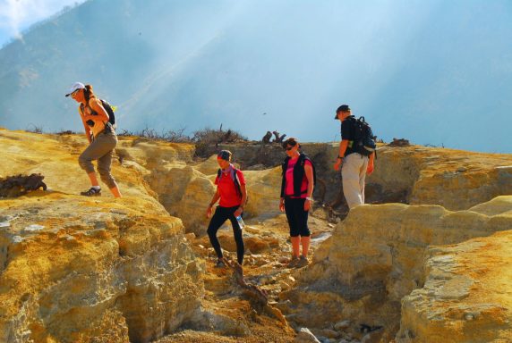 Erleben Sie die "Teufelsmine": 2-tägige Trekkingtour zum Vulkan Ijen mit Schnorcheln und traumhaften Landschaften!