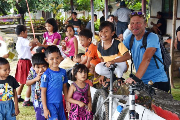 Entdecken Sie Sulawesi: 12-tägiges Bike-Abenteuer durch Vulkane, Regenwälder und unvergessliche Erlebnisse!